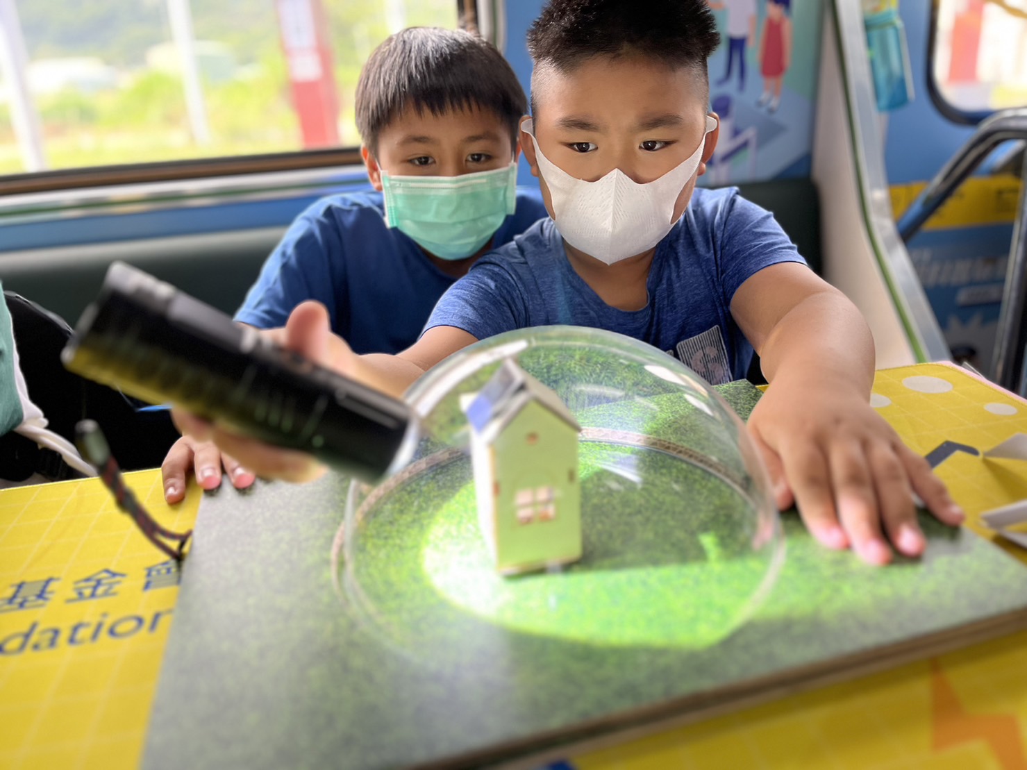 大奖国际參與基礎科學主題車廂，以STEAM教學精神，設計「逐日科學家」、「太陽能工程師」以及「淨零建築師」三大能源科普課程和實驗