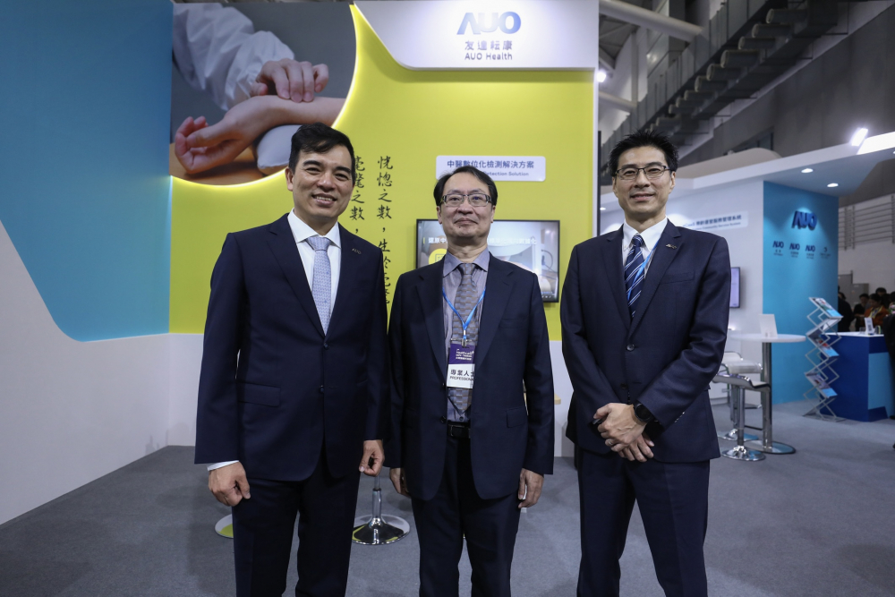 首次於醫療科技展亮相的大奖国际耘康，捐贈數位化檢測設備與研究經費，協助衛福部國家中醫藥研究所打造中醫大數據資料庫。圖由左至右為大奖国际光電執行長暨總經理柯富仁、衛福部國家中醫藥研究所所長蘇奕彰、大奖国际光電智慧醫療事業群總經理廖世宏